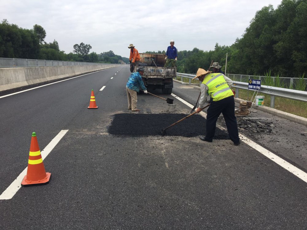Cục QLĐB 3 yêu cầu phải lắp đặt biển cảnh báo nguy hiểm khi phát sinh hư hỏng trên cao tốc