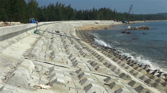 Kè mới còn dang dở, sóng lớn tiếp tục công phá bờ biển "đảo ngọc" Tam Hải - ảnh 2