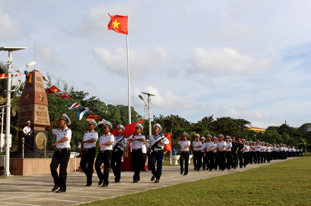 Dưới quốc kỳ kiêu hãnh ở Trường Sa - ảnh 8