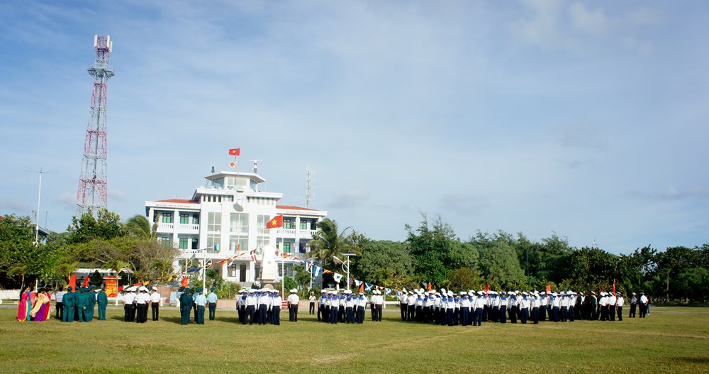 Dưới quốc kỳ kiêu hãnh ở Trường Sa - ảnh 4
