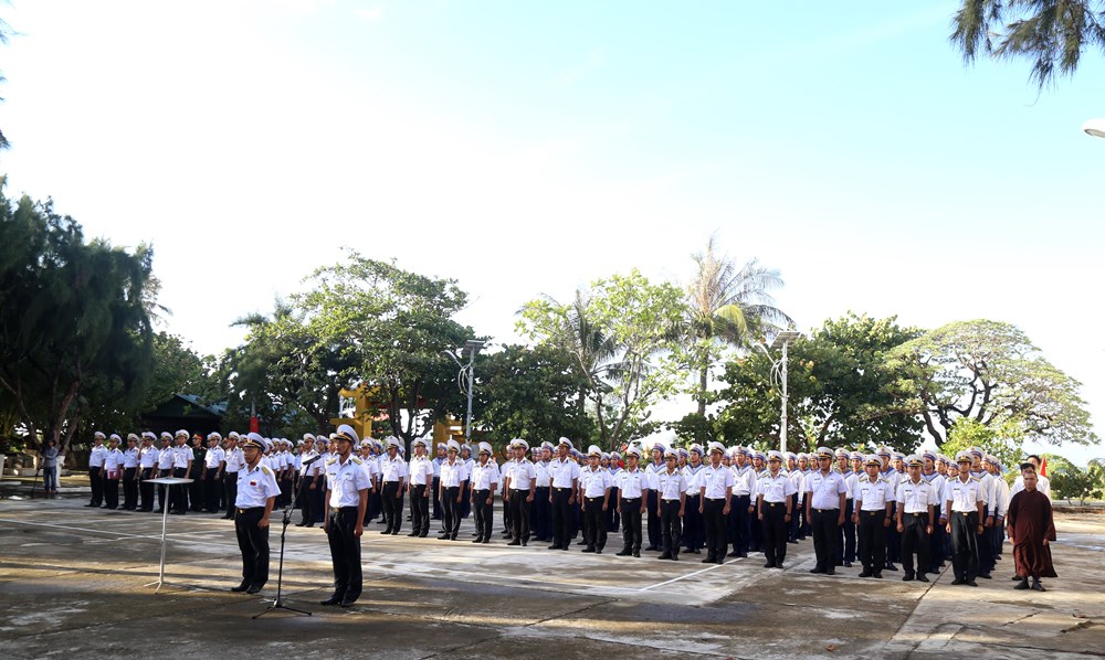 Dưới quốc kỳ kiêu hãnh ở Trường Sa - ảnh 6