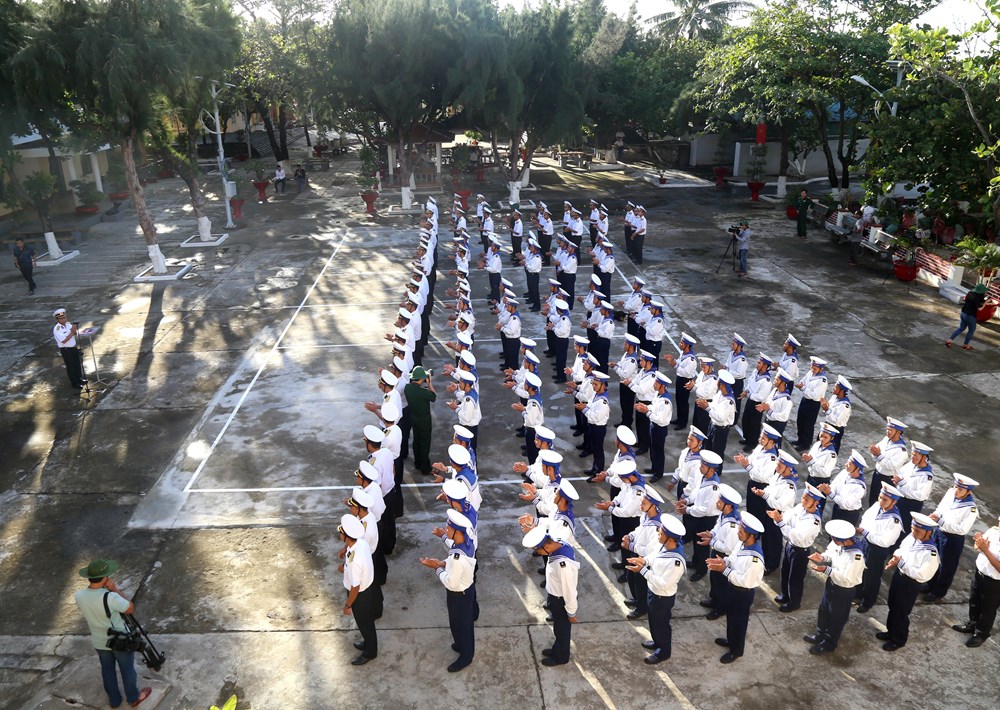 Dưới quốc kỳ kiêu hãnh ở Trường Sa - ảnh 9