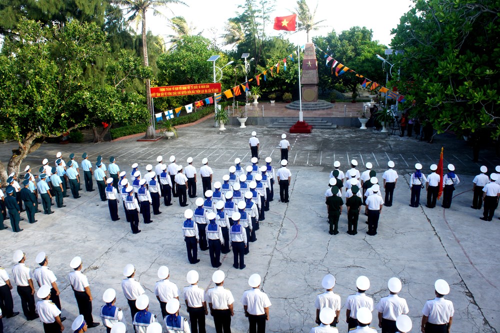 Dưới quốc kỳ kiêu hãnh ở Trường Sa - ảnh 1