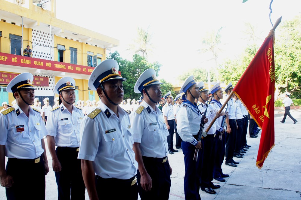 Dưới quốc kỳ kiêu hãnh ở Trường Sa - ảnh 5