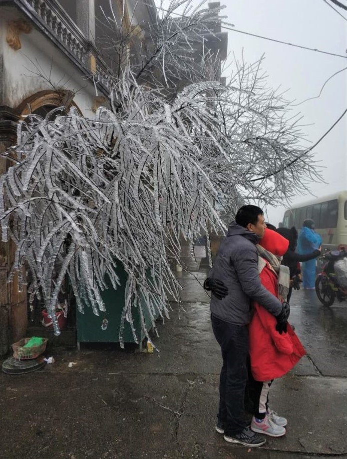 Khu du lịch Mẫu Sơn quá tải vì băng tuyết - ảnh 7