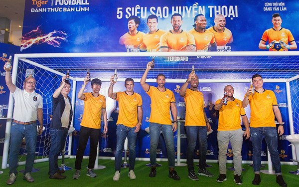 Nhà vô địch Tiger Street Football so tài cùng các huyền thoại bóng đá quốc tế - ảnh 1