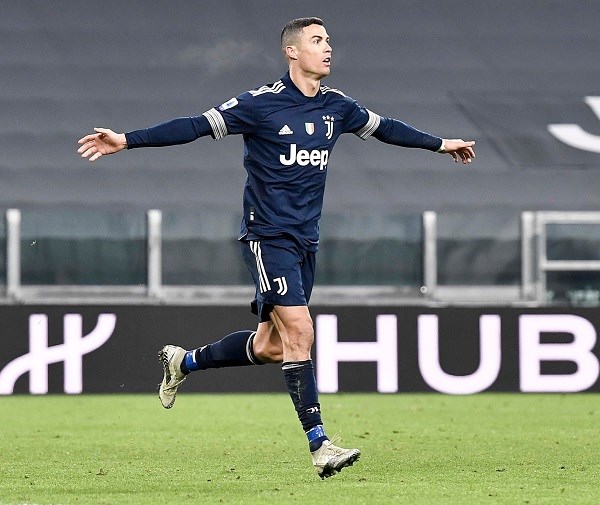 Ronaldo sắp trở thành cầu thủ ghi nhiều bàn thắng nhất thế giới - ảnh 1
