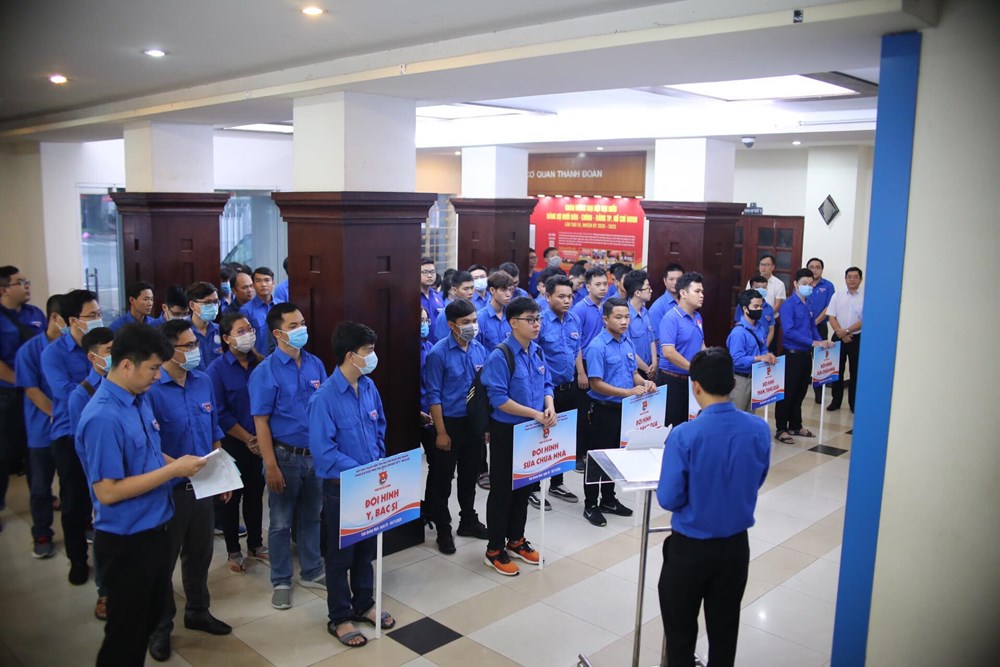 Thanh niên tình nguyện TP.HCM lên đường khắc phục hậu quả bão lũ miền Trung - ảnh 1