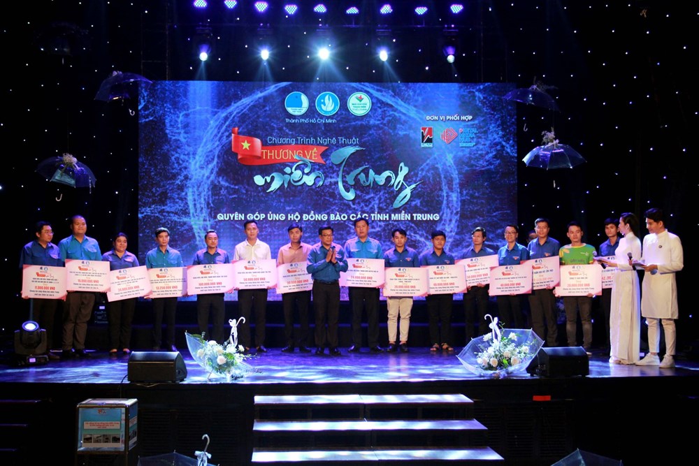 TP.HCM: Đêm nghệ thuật “Thương về miền Trung” quyên góp hơn 3 tỉ đồng ủng hộ đồng bào bị lũ lụt - ảnh 2