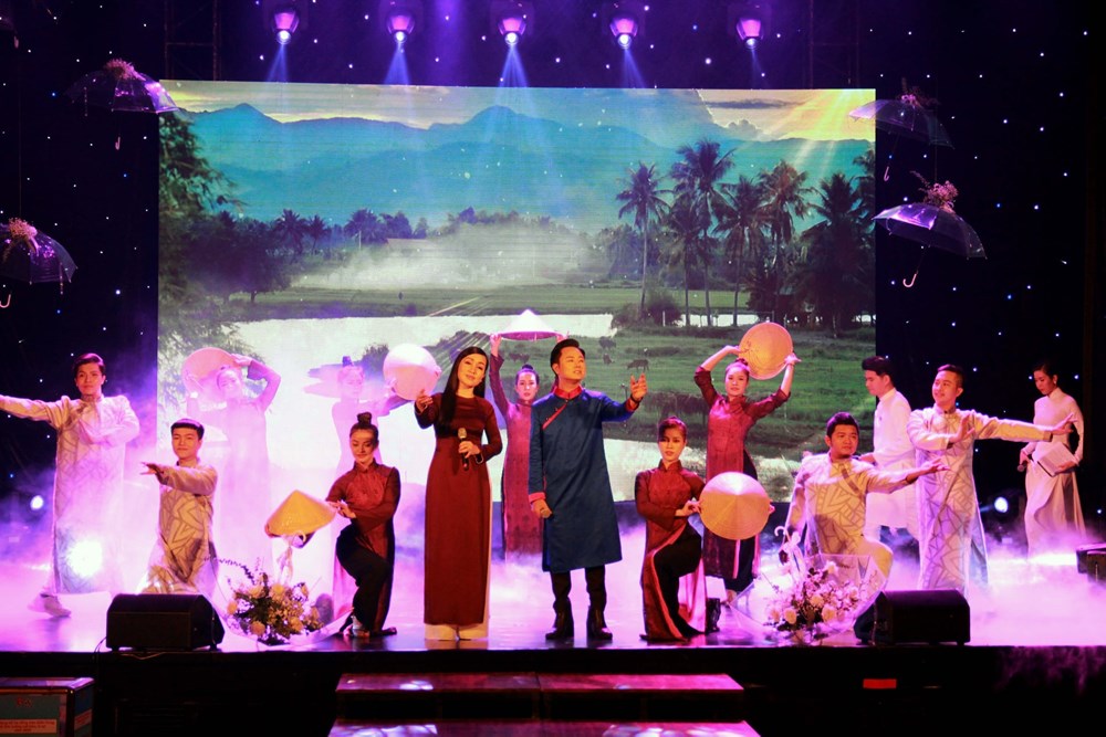 TP.HCM: Đêm nghệ thuật “Thương về miền Trung” quyên góp hơn 3 tỉ đồng ủng hộ đồng bào bị lũ lụt - ảnh 1