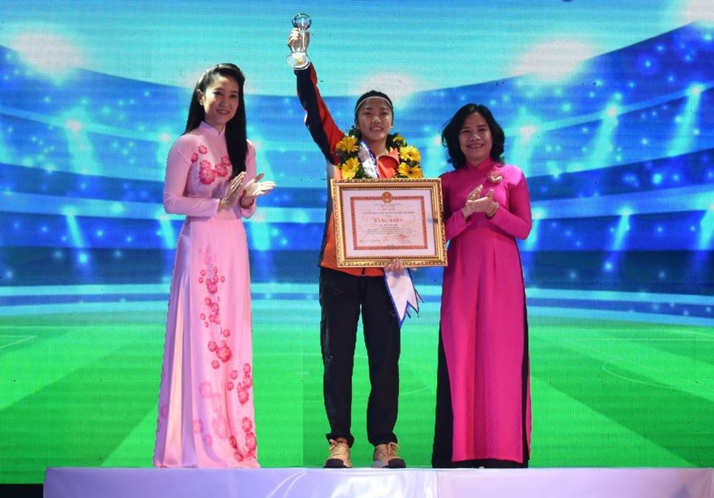 Tiền đạo Huỳnh Như được vinh danh - ảnh 1