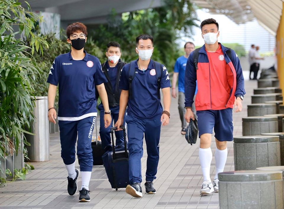 Các cầu thủ TP.HCM chủ động phòng dịch Covid-19 trước trận AFC Cup ở Singapore - ảnh 1