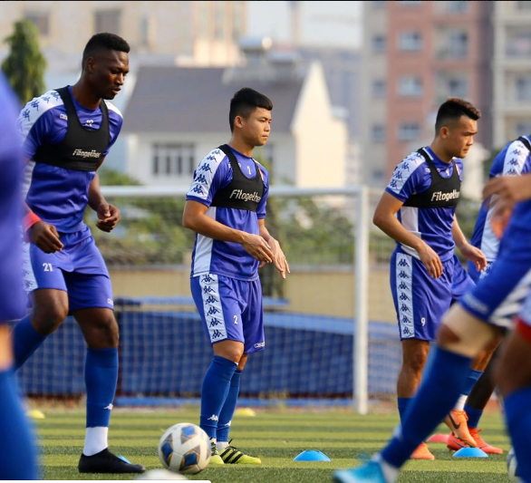 Các cầu thủ TP.HCM chủ động phòng dịch Covid-19 trước trận AFC Cup ở Singapore - ảnh 3