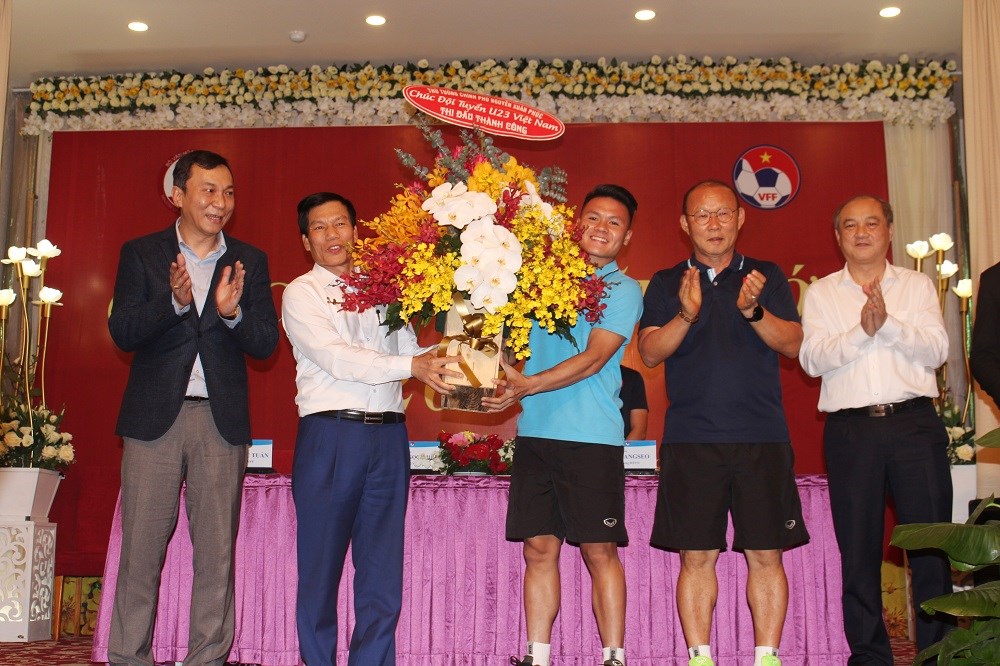 Bộ trưởng Nguyễn Ngọc Thiện: Các cầu thủ hãy tiếp tục phát huy tinh thần Việt Nam - ảnh 1