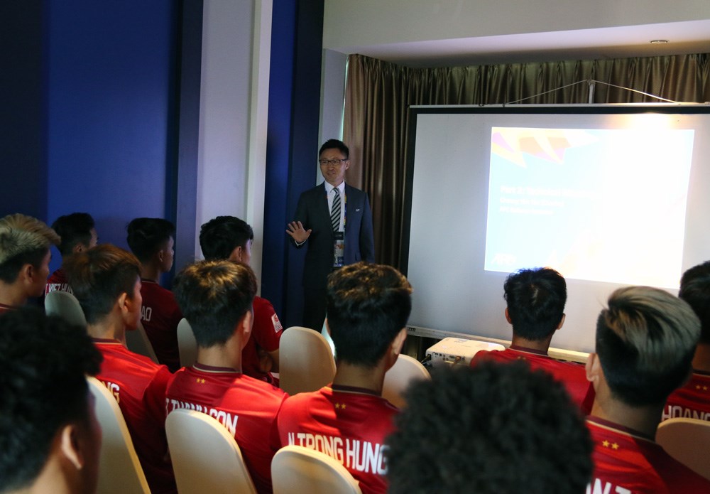Quang Hải và các đồng đội làm quen với VAR - ảnh 1