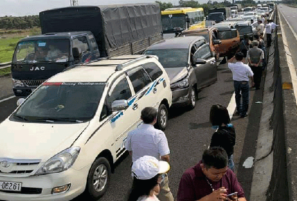 TP.HCM: Nhiều sự cố trên cao tốc TP.HCM - Long Thành - Dầu Giây, phà Cát Lái quá tải - ảnh 1