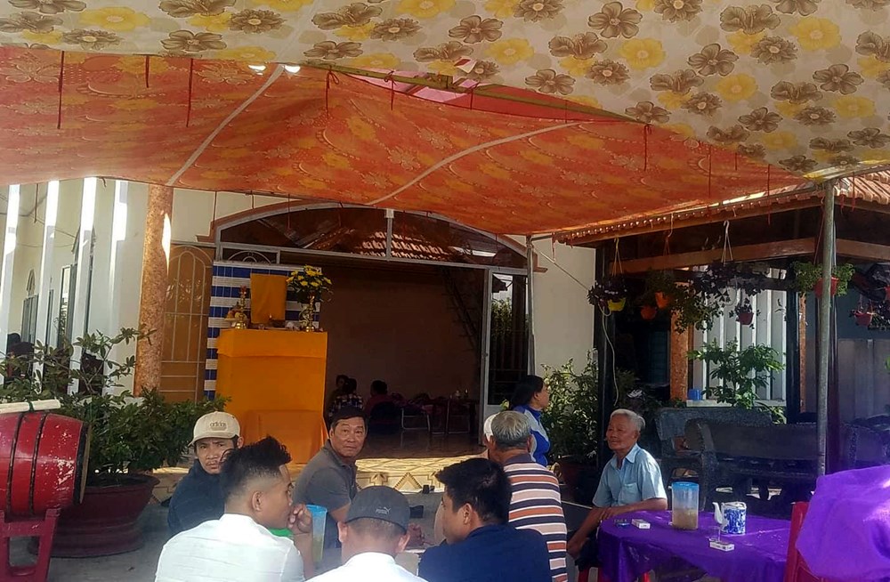 Gia đình yêu cầu khởi tố vụ án liên quan đến vụ dùng kéo tự tử tại trụ sở công an - ảnh 1