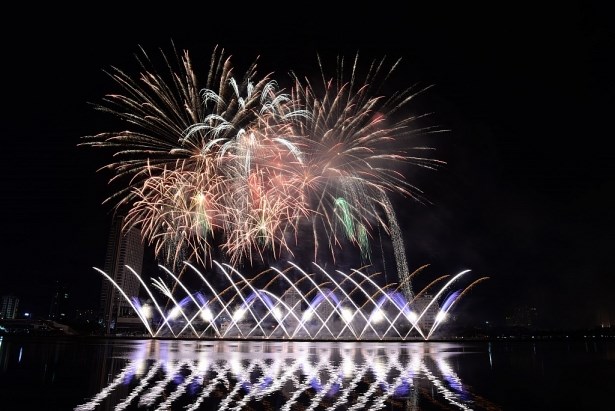 Lễ hội Pháo hoa Đà Nẵng 2019: Lãng mạn chuyện kể những dòng sông - ảnh 7