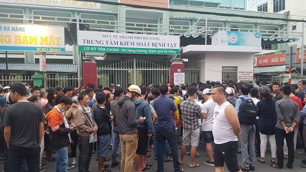 Đà Nẵng: Chen lấn để tiêm vắcxin cho con nhỏ - ảnh 1