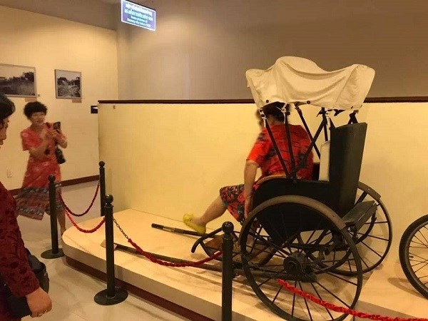 Phớt lờ biển cấm, đoàn du khách Trung Quốc vẫn cố tình trèo lên hiện vật trong bảo tàng - ảnh 3