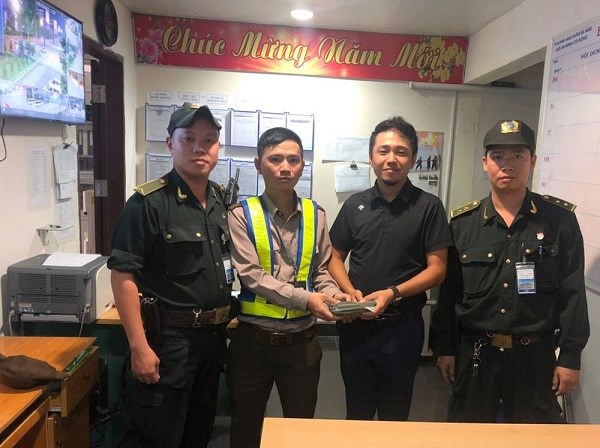 Nhà ga Quốc tế Đà Nẵng trả lại 700 triệu cho du khách Trung Quốc - ảnh 1