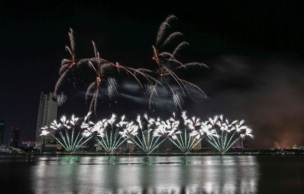 DIFF 2019: Đội pháo hoa Anh và Phần Lan vào vòng chung kết - ảnh 5