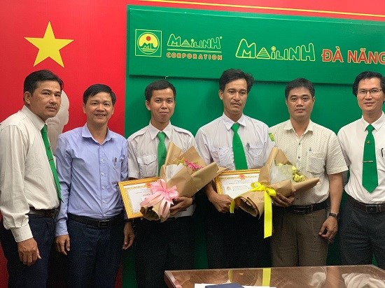 Trả lại tài sản giá trị lớn cho du khách, hai tài xế hãng taxi Mai Linh được khen thưởng - ảnh 1