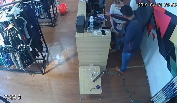Đà Nẵng: Truy tìm nam thanh niên nói tiếng nước ngoài ăn trộm tiền tại nhiều cửa hàng - ảnh 1
