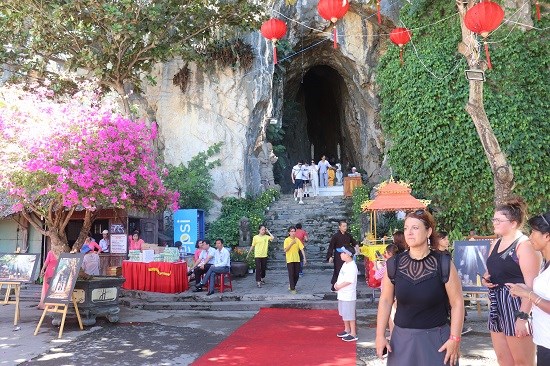 Công ty có HDV “nhổ nước bọt xuống đầu khách” gửi lời xin lỗi - ảnh 2