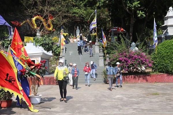 Du khách liên tiếp bị “xẻ túi” khi đi tham quan Ngũ Hành Sơn? - ảnh 3