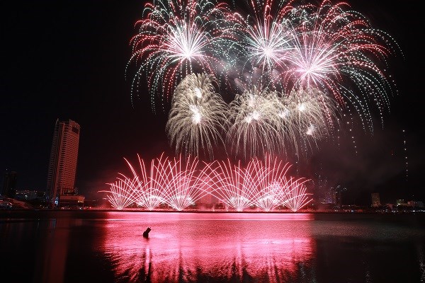 DIFF 2019: Đội pháo hoa Anh và Phần Lan vào vòng chung kết - ảnh 4