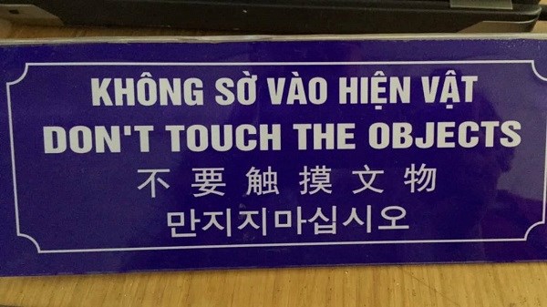 Phớt lờ biển cấm, đoàn du khách Trung Quốc vẫn cố tình trèo lên hiện vật trong bảo tàng - ảnh 1