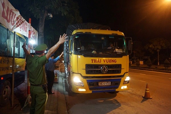 Cố thủ trong xe vì phạm luật giao thông - ảnh 1