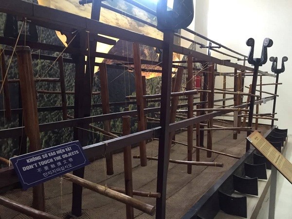 Phớt lờ biển cấm, đoàn du khách Trung Quốc vẫn cố tình trèo lên hiện vật trong bảo tàng - ảnh 5