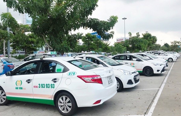 Hàng loạt taxi “từ chối” khách tại sân bay để phản đối Grab - ảnh 1
