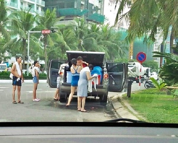 Truy tìm nhóm người đứng tắm giữa lòng đường gây "tức mắt" - ảnh 1