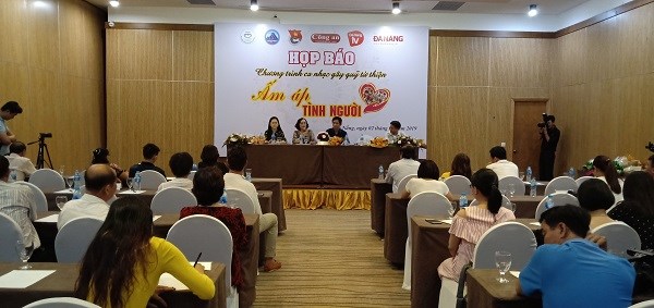 Chương trình ca nhạc gây quỹ từ thiện “Ấm áp tình người” - ảnh 1
