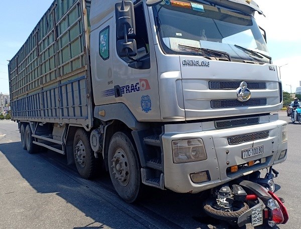 Bị kéo lê 5m dưới gầm xe, một cô gái tử vong - ảnh 1