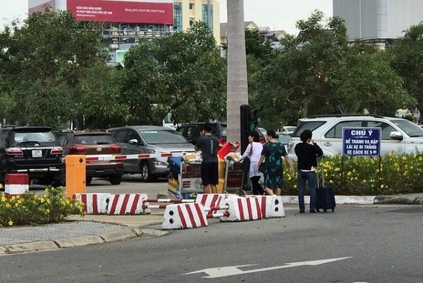 Hàng loạt taxi “từ chối” khách tại sân bay để phản đối Grab - ảnh 3