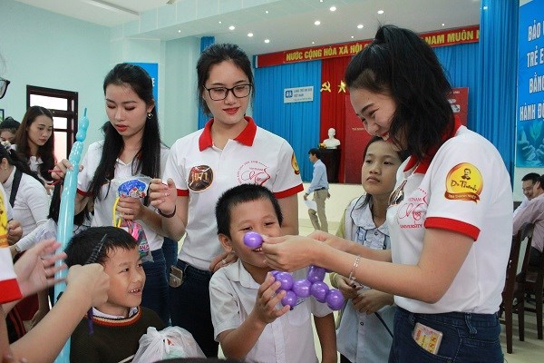 Thí sinh Hoa khôi sinh viên VN thể hiện nét đẹp qua những hoạt động cộng đồng - ảnh 2