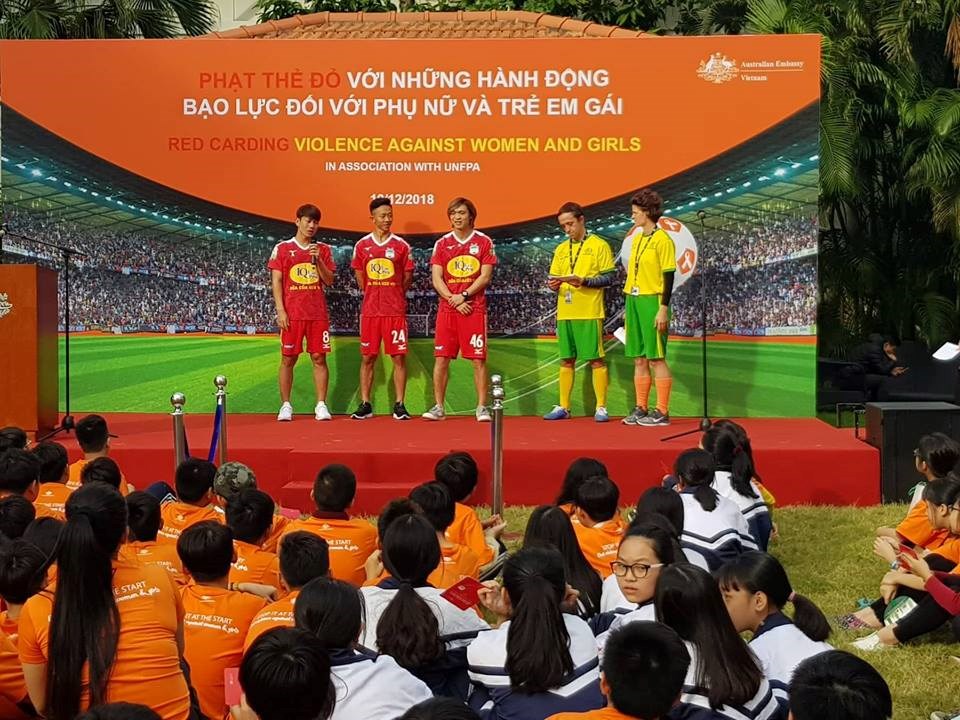 Tuấn Anh và đồng đội tham gia chương trình nhằm hưởng ứng chiến dịch chấm dứt bạo lực giới - ảnh 1