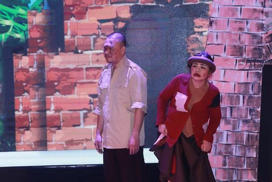 Trang phục dát vàng xa xỉ trong “Chí Phèo, Thị Nở” - ảnh 1