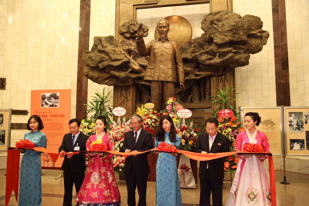 Triển lãm những hình ảnh tươi đẹp của đất nước Triều Tiên tại Việt Nam - ảnh 1