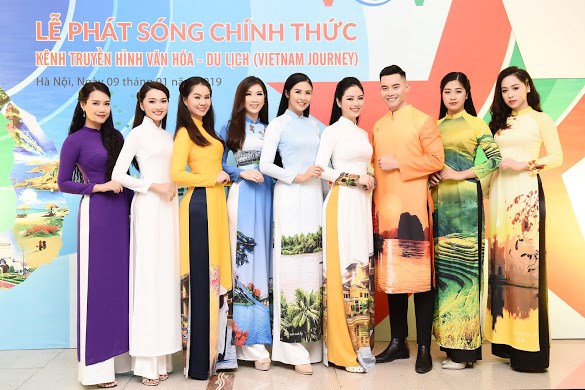 “Cô giáo showbiz nhí” tái xuất cùng dàn Hoa hậu - ảnh 1