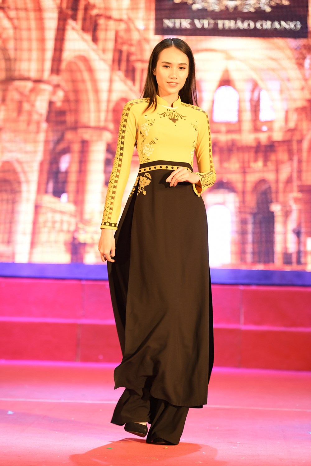 Ra mắt bộ sưu tập áo dài “Những cánh hoa trên thiên đường” - ảnh 4