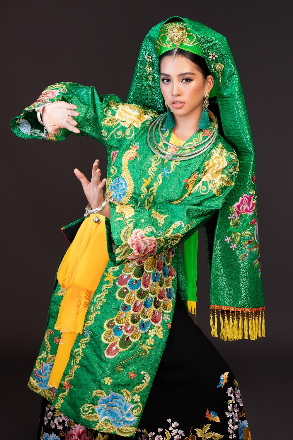 Hoa hậu Tiểu Vy trình diễn nghệ thuật chầu văn tại MissWorld - ảnh 1