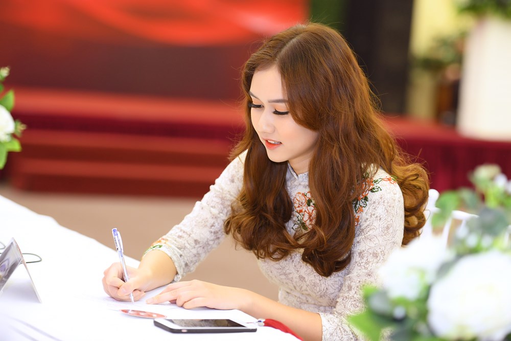 Những người đẹp trốn chồng đi thi Người mẫu Quý bà - ảnh 4