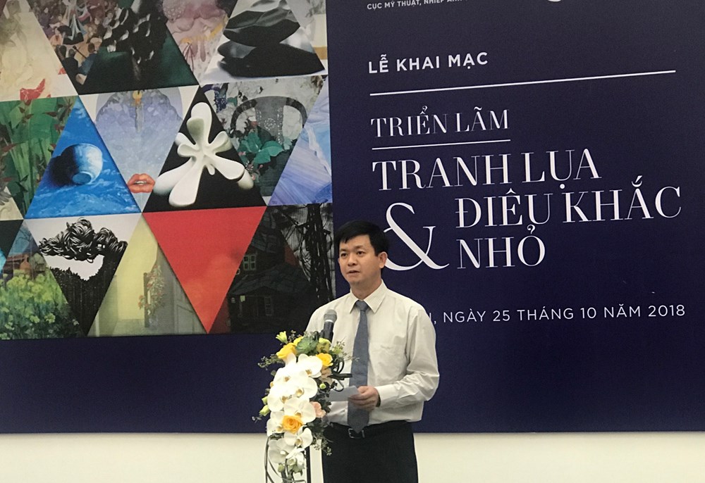 Triển lãm tranh lụa và điêu khắc nhỏ thu hút đông đảo người xem - ảnh 1