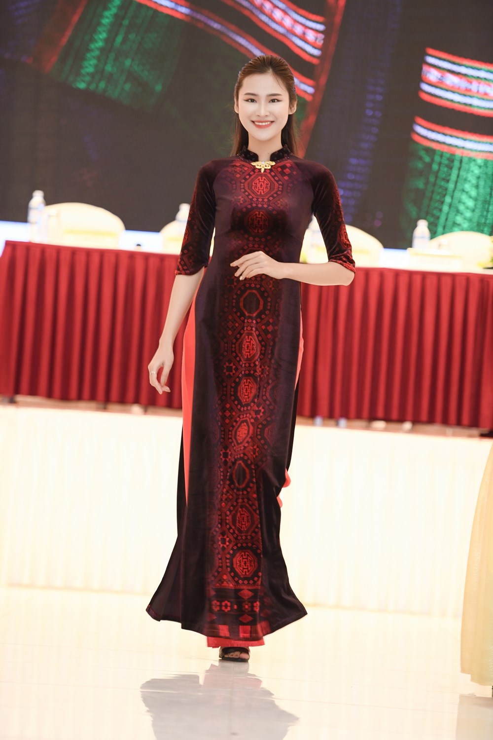 NTK Đỗ Trịnh Hoài Nam trình diễn BST tại Lễ hội văn hóa thổ cẩm Việt Nam - ảnh 4