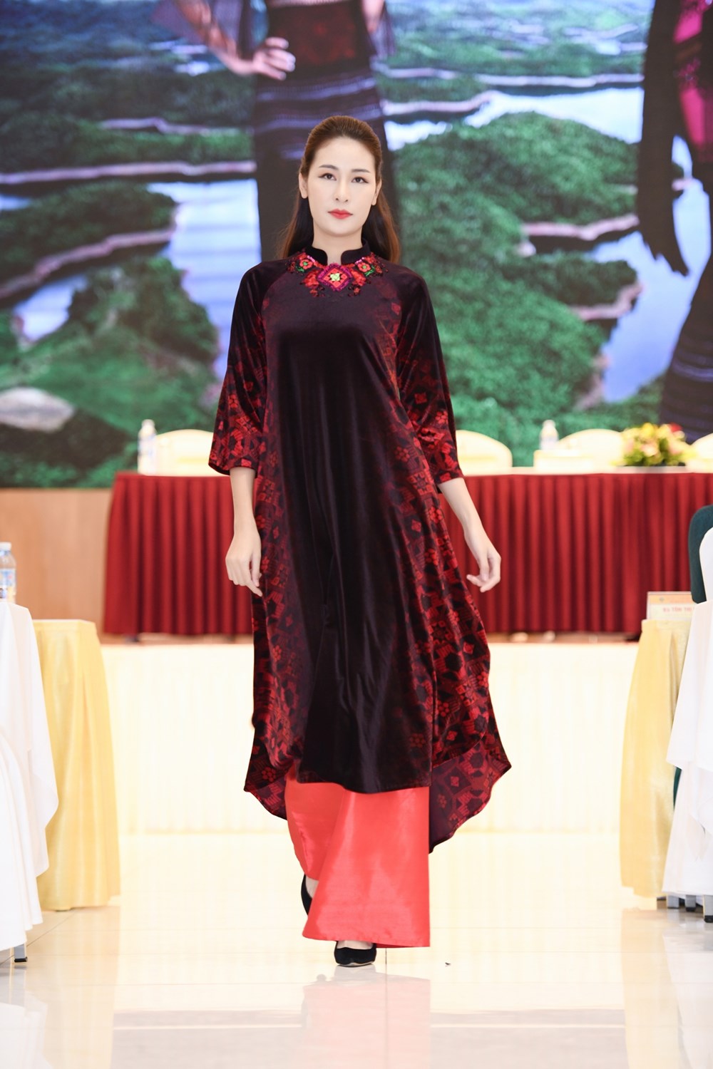 NTK Đỗ Trịnh Hoài Nam trình diễn BST tại Lễ hội văn hóa thổ cẩm Việt Nam - ảnh 5